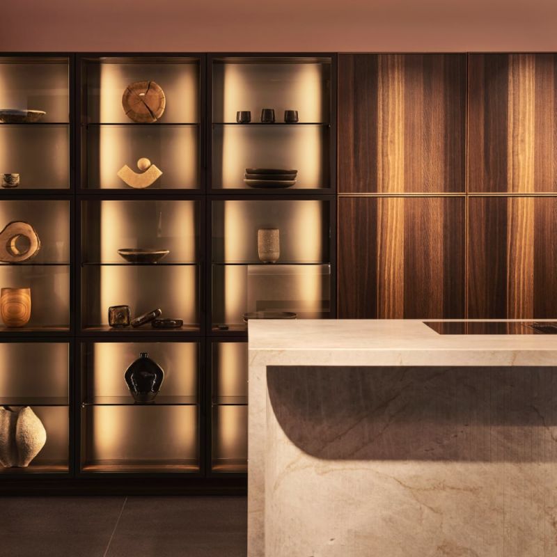 Poggenbühl Noir – Designerküche in mattem Schwarz mit Gold – Anthrazit matt