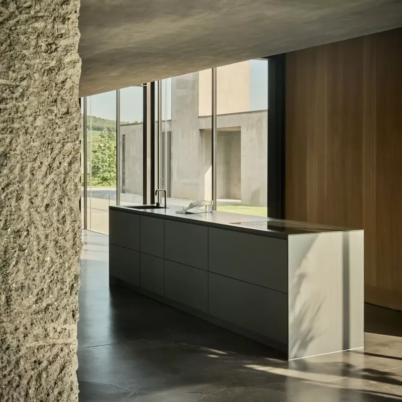 Poggenbuhl Poggenbühl Noir – Designerküche in mattem Schwarz mit Gold
